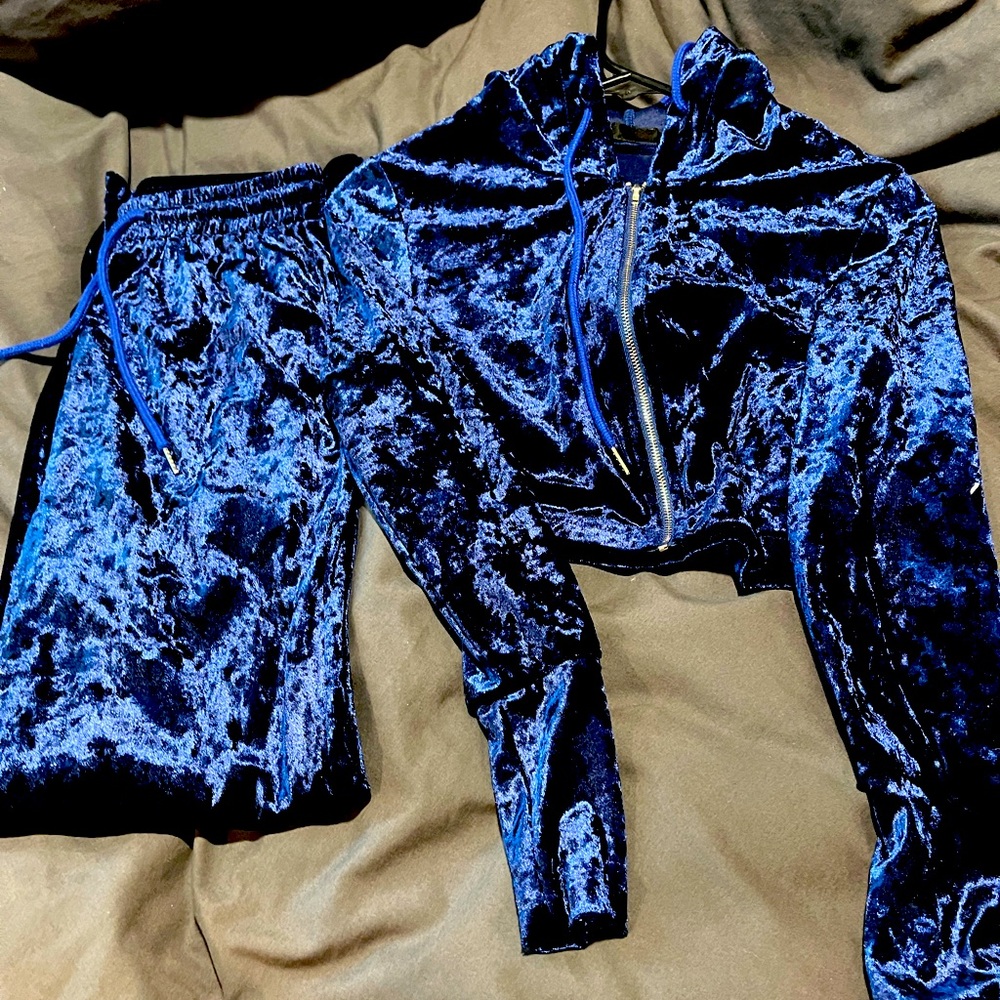 Velvet Crop Sweat Suit